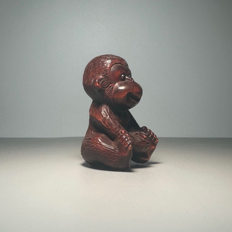 Phone Accessories Market - Estatueta de macaco esculpida em madeira